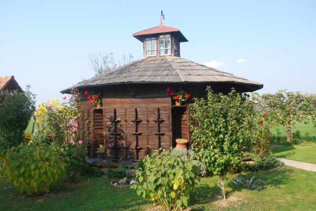 6cebelnjak.jpg - Čebelnjak